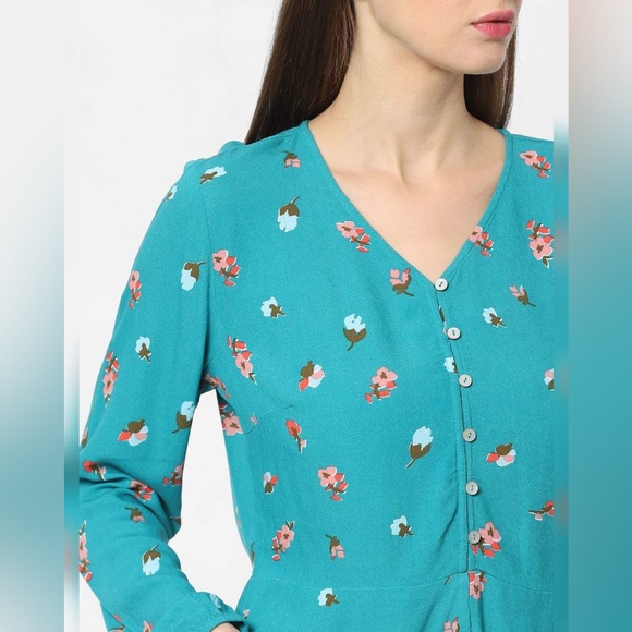 ONLY Floral Tops. Size - 42 - Picture 7 of 8